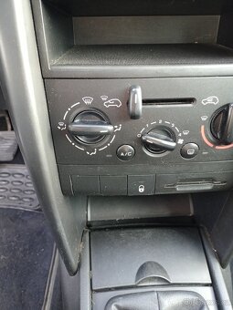 Prodám Peugeot 207 1,4 benzín,r.v. 5/2007,  151.167km - 13