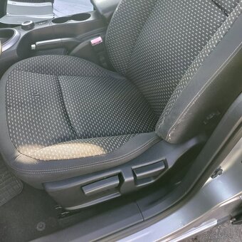 Nissan Qashqai, 2.0,4X4,80TKM,VÝBAVA,1MAJ72LET - 13