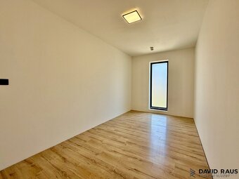 Prodej  rodinného domu 5+kk (211 m2) s garáží,  pozemek 467  - 13