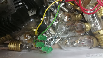 Diody, triaky, spínače, ampérmetry, ledky, odpory. - 13