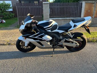 Honda CBR 1000RR Fireblade 2004 - 13