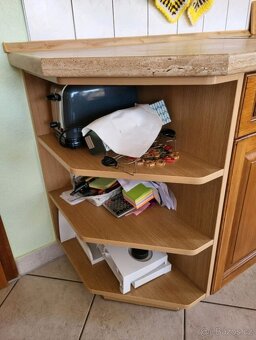 Rustikální kuchyňská linka, včetně vestavěné lednice. Přední - 13