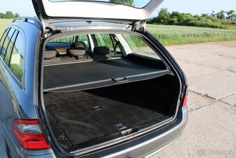 MERCEDES BENZ E 220CDI,KOMBI,TAŽNÉ,MANUÁL,ORIG.KM - 13