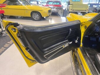 Chevrolet Corvette Stingray Convertible z roku 1972 - 13