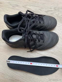 Tenisky sálovky Lotto 32, kopačky turfy Adidas 33 - 13