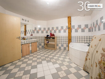 Skladový a prodejní areál okres Benešov - 13