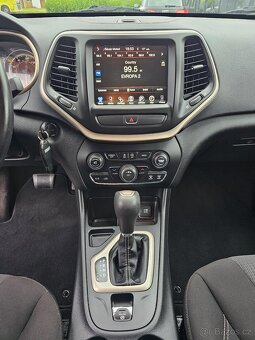 JEEP CHEROKEE 2016 3.2 V6 202kW LATITUDE,NAJETO 100 000KM - 13