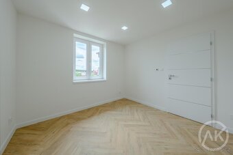 Pronájem luxusního bytu se zahradou, parkováním a velkým skl - 13