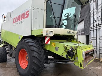 Sklízecí mlátička Claas Lexion 440, rok výroby 2002, žací l - 13