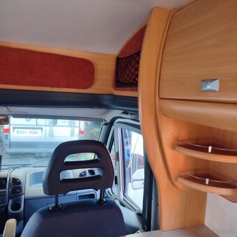 Fiat Challenger 2,8 JTD, podél postele - 13