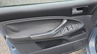 FORD C-MAX 1.6 16V TITANIUM 1MAJITEL V ČR - 13