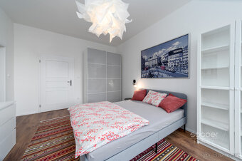 Nadstandardní velmi krásný byt ve vile se zahradou. - 13