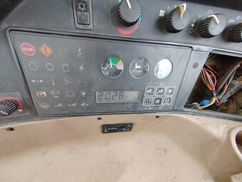 JOHN DEERE 8300 - 13