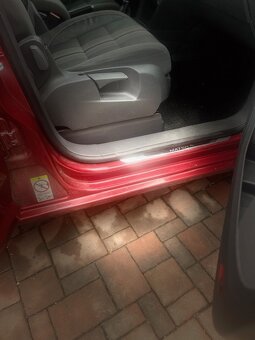 Volkswagen Touran 7 míst - 13