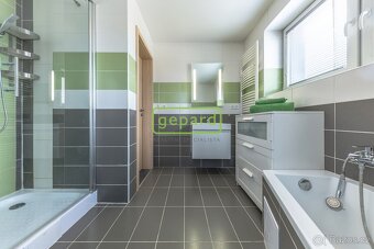 Rodinný dům 5+1, garáž, lodžie, klidné a bezpečné bydlení No - 13