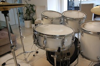 Bicí sadu TAMA Rhythm Mate White s mnoha lepšími doplňky - 13