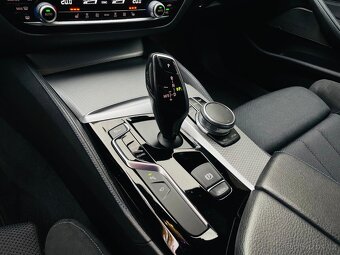 BMW Řada 5 530i G30 XDRIVE 185KW AUT LED M-PAKET SERVISKA - 13