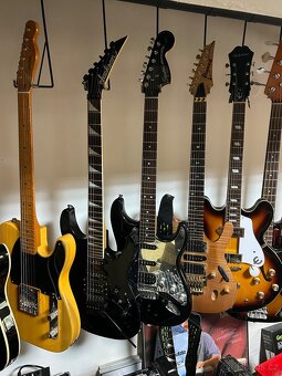 Kytara Fender Stratocaster a aparat Hughes@Kettner - 13