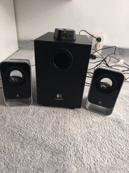 Herní počítač s klávesnicí, monitorem a reproduktory - 13