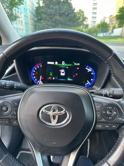 Prodam Toyota Corolla 1,8 HYBRID automat rv 2022 - 13