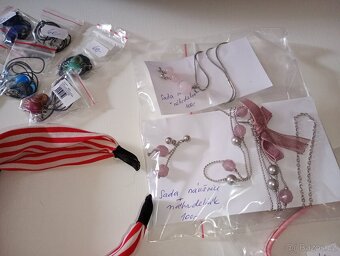 Bižuterie, náramky, náhrdelníky, náušnice, hodinky aj. - 13