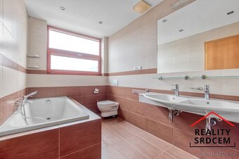 Pronájem prostorného bytbytu 4+kk s balkónem, lodžií i parko - 13