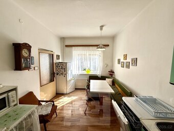 Rodinný dům 6+2 situovaný na klidném místě v centru obce Kru - 13