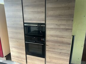 Nová moderní hnědá kuchyně s ostrovem+ spotřebiče - 13