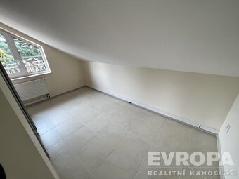 Zateplený vícegenerační rodinný dům s velkým rovinatým pozem - 13