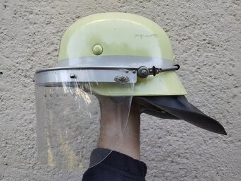 Stará německá hasičská helma ve tmě svítí, flurescenčni - 13