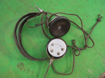 Reproduktor v dřevěné skřínce . - 13