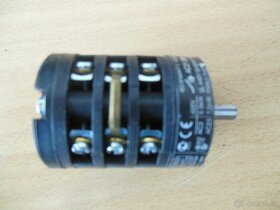 Vypínače CA 02 500G4 a IN8E1 337 - 13