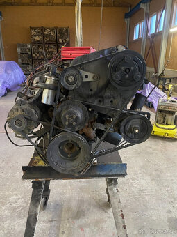 Ford 302 motor EFI V8 + převodovka C4 kompletní s příslušens - 13