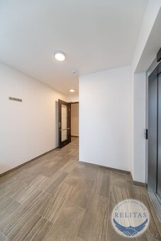Pronájem nezařízeného bytu 1+kk 34 m² + 6 m² + balkon, Praha - 13