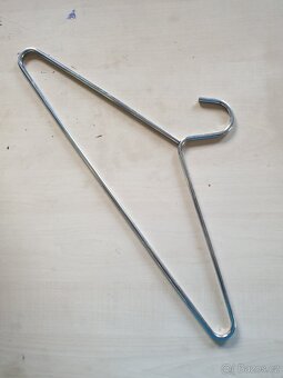 Vybavení prodejny (stojany, štendry, drátěné koše, ramínka) - 13