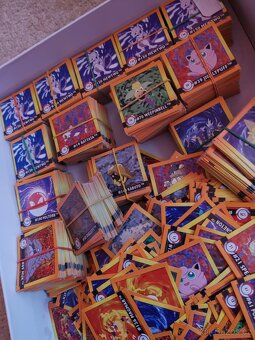 Pokémon 1999/ 2500+ kusů /Vcetne boxu I krabice - 13