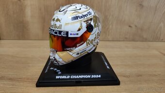 Max Verstappen - Majstrovská helma + podpis karta 1:4 - 13