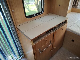 Karavan Dethleffs camper se stanem a zimní plachtou - 13