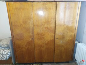 Šatní skříň, příborník,knihovna, komoda,peřiňák, noční stole - 13