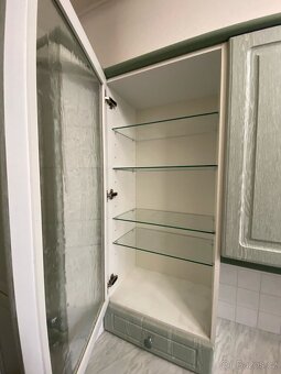Moderní kuchyňská linka se spořebiči - 13