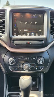 JEEP CHEROKEE 2016 3.2 V6 202kW LATITUDE,NAJETO 100 000KM - 13