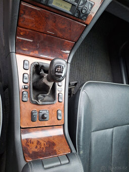 prodám Mercedes Benz W210 E 220CDI manuál, tažné zařízení. - 13