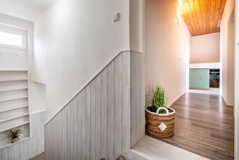 Vícegenerační rodinný dům 6+1 s bazénem - 13