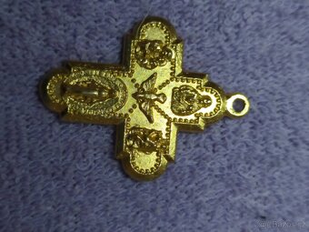 Kříže, madonky, sv. obrázky a staré modlitební knížky - 13