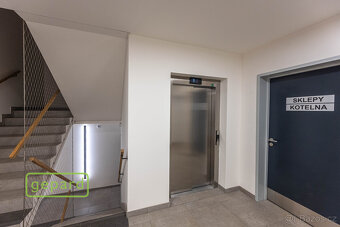 Pronájem bytu 2+kk/lodžie, garážové stání v novostavbě Holeč - 13