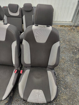 Sedačky, tapeci, koberec... Focus III - 13