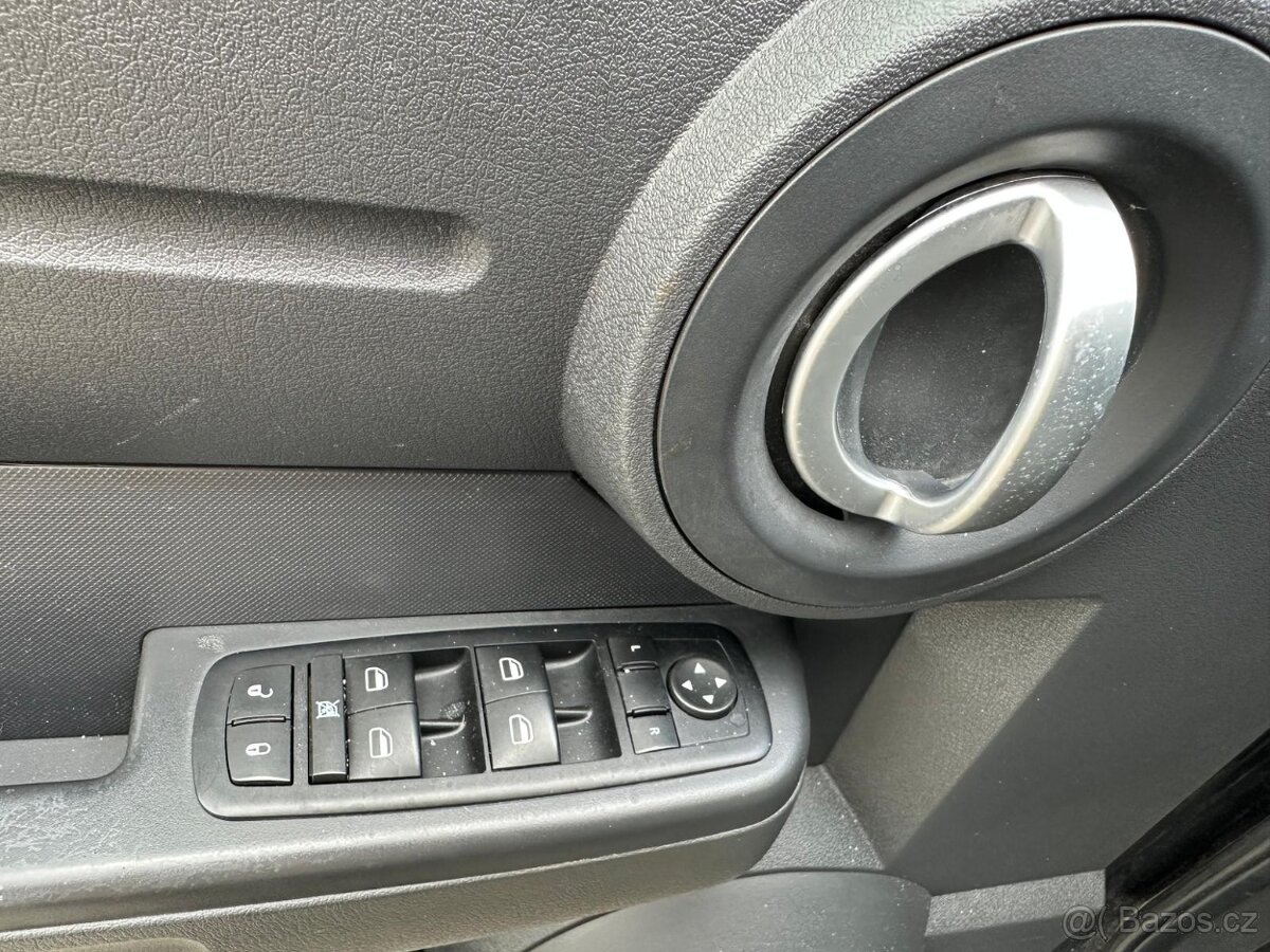 Dodge Nitro 2,8 CRDi 130 kW 4x4 - 14