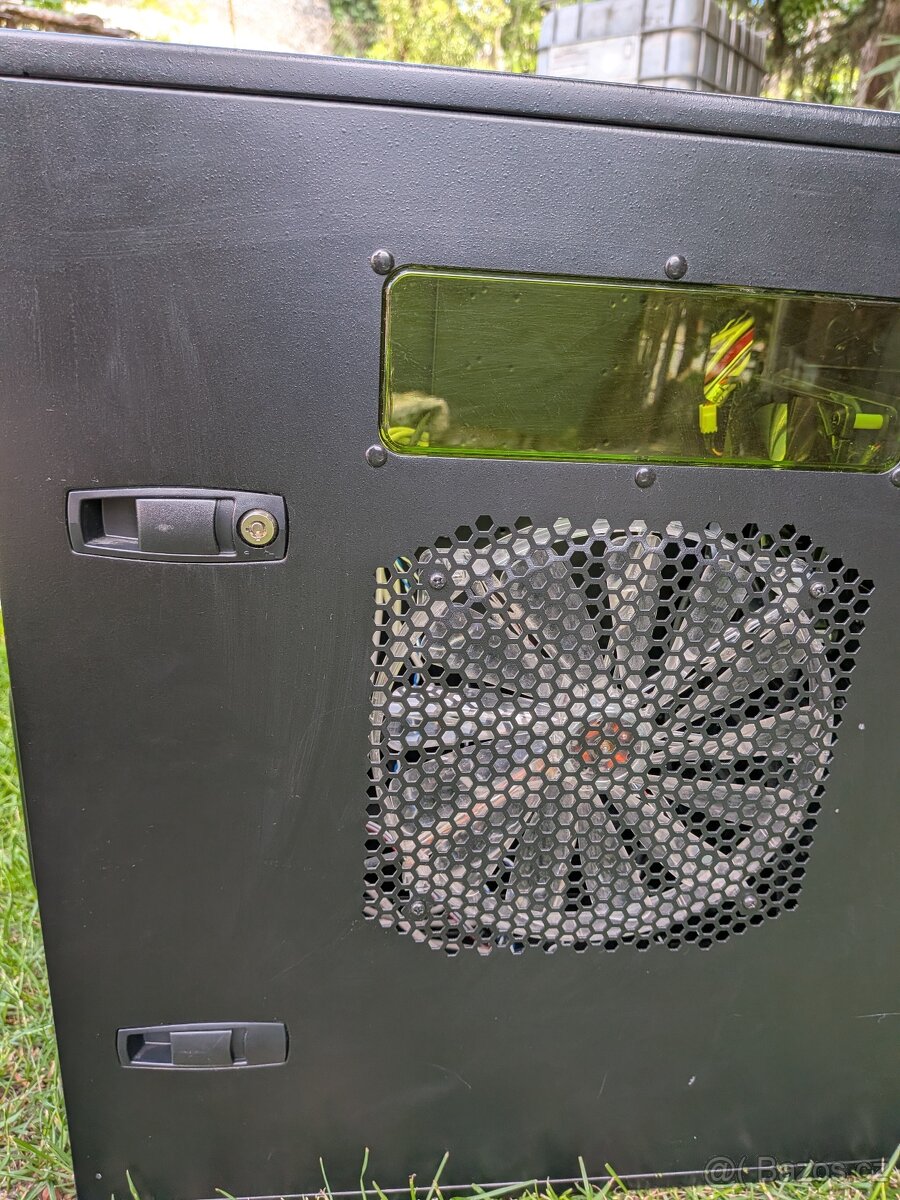 Ikonická PC skříň Thermaltake Element V NVIDIA Edition - 14