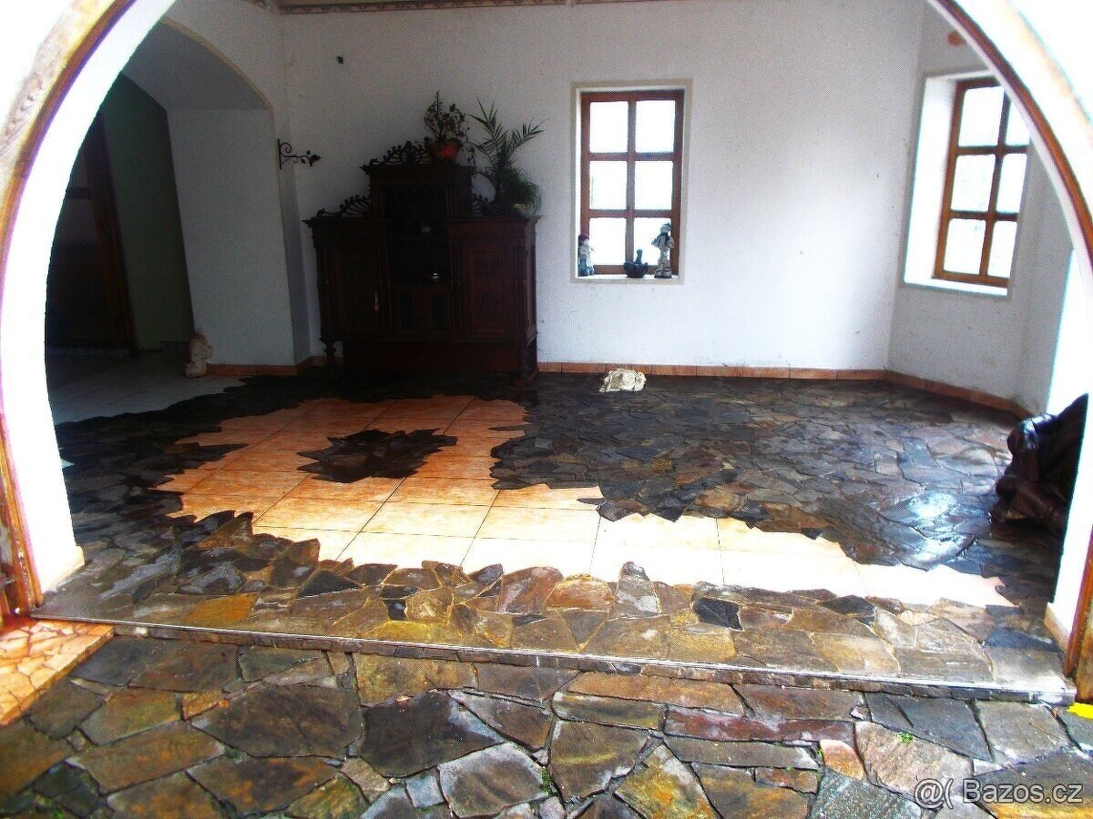 Dům a sklady okr Louny - 14