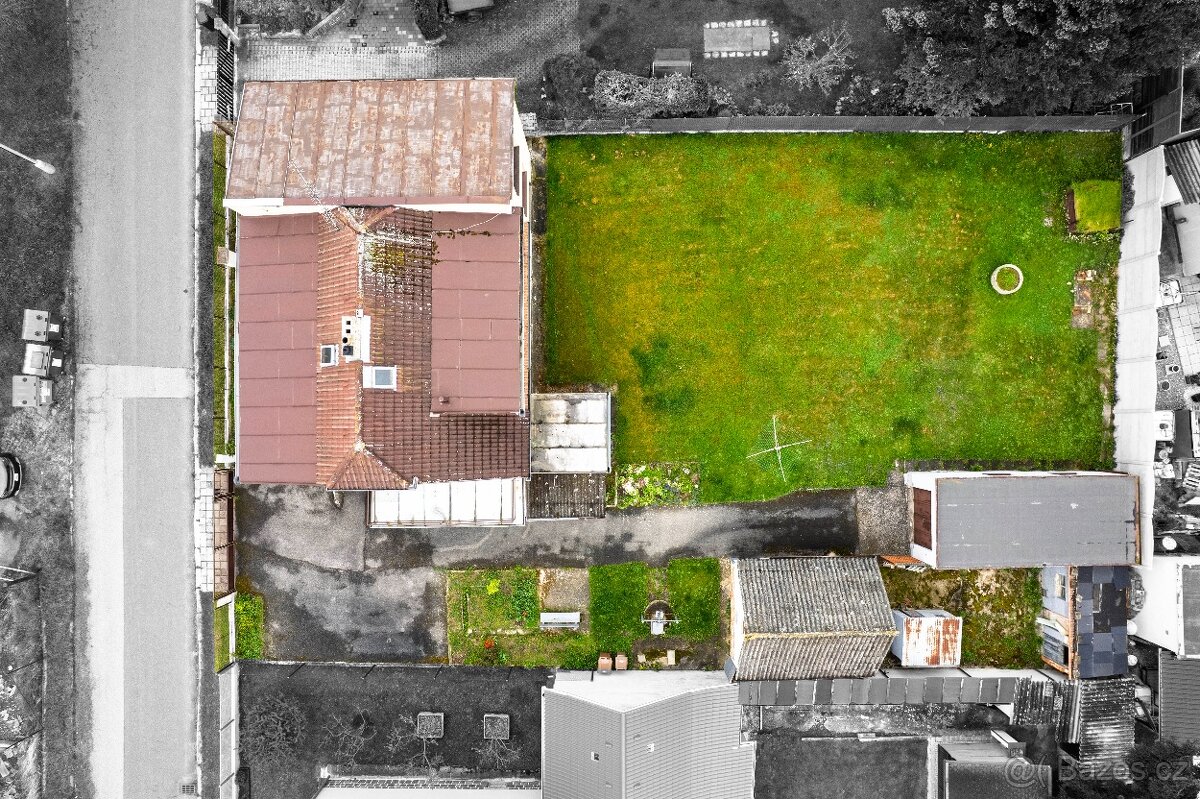 Prodej prostorného rodinného domu s dvěma byty a zahradou - 14